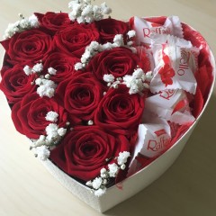 Розы и конфеты Raffaello в коробке формы сердца